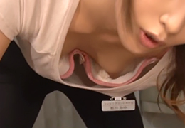 張り切りすぎて胸チラ全開のビジホ専属マッサージ美女