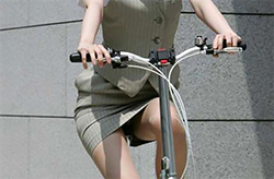 OL自転車パンチラ