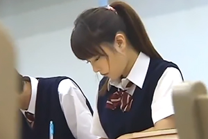 図書館で声も出せず感じる美少女