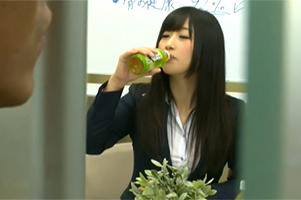 いつも上から目線で腹立つ女上司を利尿剤でお漏らしさせて犯しまくる! 大槻ひびき 羽月希