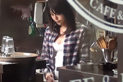 もの凄い体をした居酒屋の看板娘