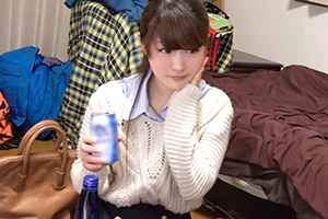 新人・南菜々「やだ酔っぱらっちゃった…」すっげぇ見つめてくるリス顏女子大生とヤレそうな予感。の画像です