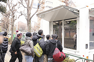 「中に入ってんの誰?誰?」大学にマジックミラー号が来て大騒ぎwww
