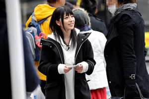 上原亜衣 が初のガチ逆ナン!素人男性相手に中出し交渉するまで帰れない企画とか…