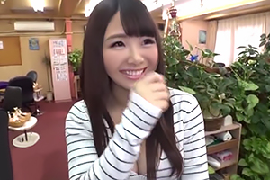【素人】雀荘の看板娘がメロンの様な巨乳!電マでその気にさせて…の画像です