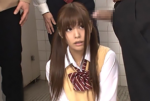 女子トイレが使用できず駆け込んだ男子トイレで輪姦される美少女JK