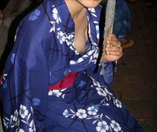 胸チラ 画像その2