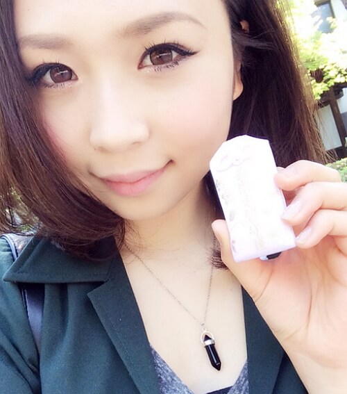 Aiがお守り片手に自撮り