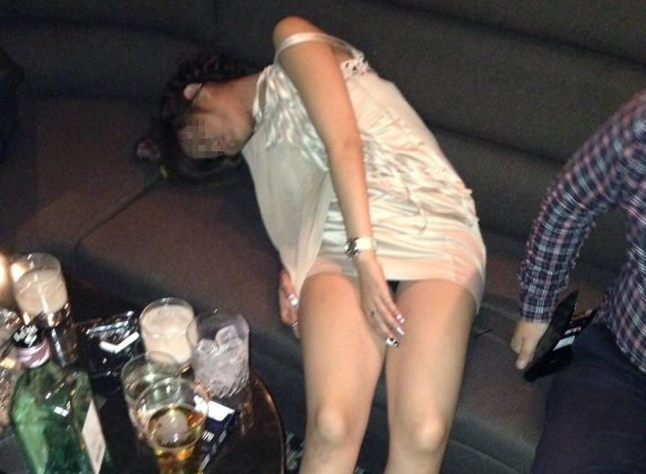 男なら絶対に襲いたくなる酔い潰れ女子その1