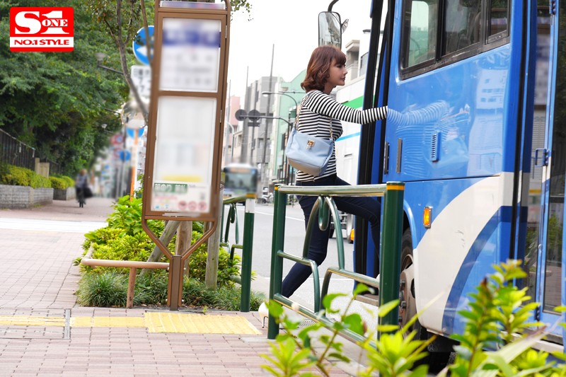 明日花キララが車内に