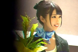 新田まりあ 制服ビシッ!笑顔ニコッ!可愛いホテルのフロント係をガチ口説き
