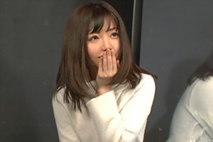 ミラー越しに彼氏の前で犯された美少女は興奮して中出しSEXを求める…の画像です