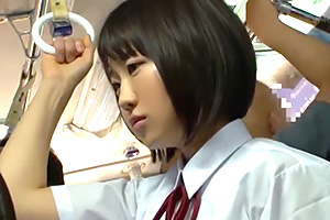 【バス痴漢】満員の車内で背後から巨乳をこねくり回されるJKの画像です