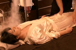 上原亜衣 男性エステ師に手マンされたムチムチ美少女の媚薬SEX動画