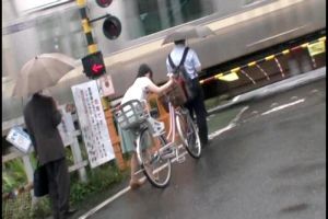 上原亜衣 感度抜群の人妻がリモバイと貞操帯で調教!あまりの快感に野外でイキ潮お漏らし!の画像です