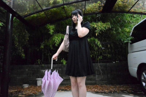 上原亜衣 ドMな童顔巨乳の若妻を性奴隷調教!露出命令されて野外で全裸になってしまうの画像です