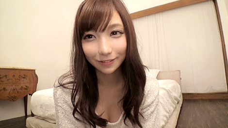 清楚に見えてお股ユルユルのパイパン美人女子大生(20)