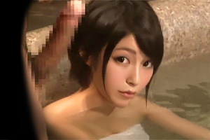 【盗撮】「お、大きい…」混浴温泉で美人妻がデカチンで寝取られるの画像です