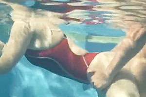 国見奈々 競泳水着姿のアスリート美女とプールでハメパコ！水中でちんぽをぶち込み立ちバックw