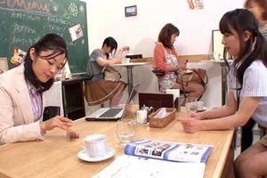 岩佐あゆみ 藤江由恵 美女OLがテーブルから出た肉棒を手コキフェラ！生チンポが飛び出る喫茶店