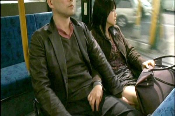 【ヘンリー塚本】浅井舞香 四十路熟女の人妻がバスで男を誘惑！フル勃起ちんぽを手コキ責め