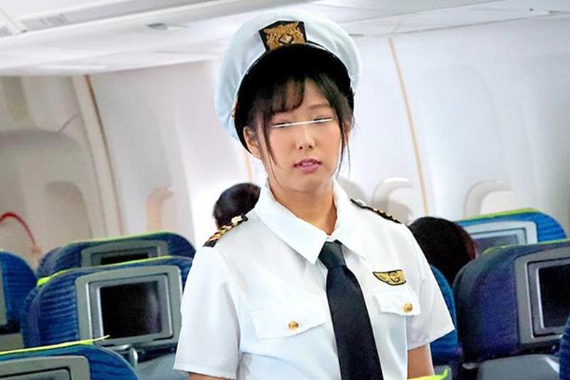 美女の女性パイロットが飛行機内で痴漢レイプ！ファーストクラスでも体験出来ない至極の快感