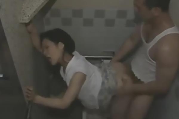 【ヘンリー塚本】公衆トイレでチンポをじゅぼフェラする美熟女！パンツを脱がせて立ちバック