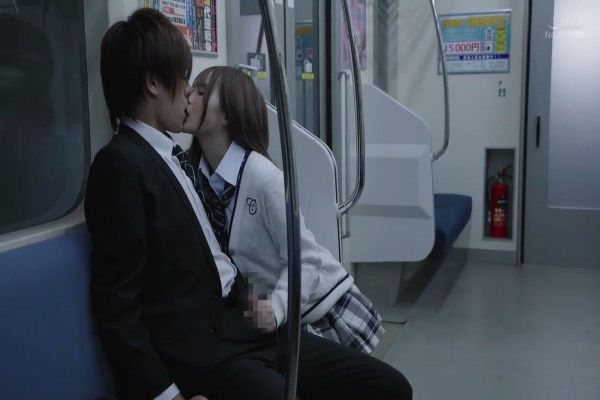 最終接吻電車 誰もいない2人きりの車内で美少女と何度もキス×キス×キス 松本いちか Post1