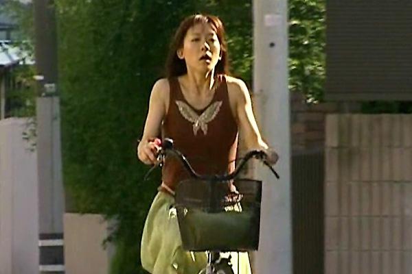 【ヘンリー塚本】チンポが好き過ぎる熟女奥さん！サドルにディルド固定してアクメサイクリング！