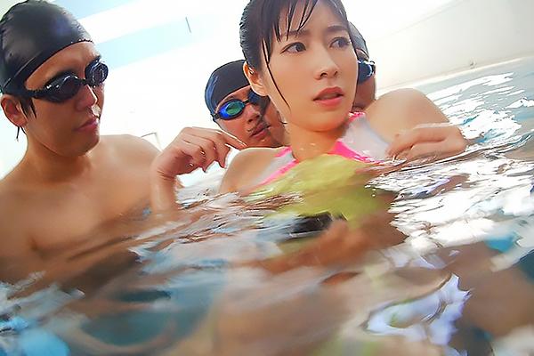奥田咲 競泳水着姿の爆乳おっぱい妻をプールで痴漢！男達に囲まれ水中で凌辱されてしまう