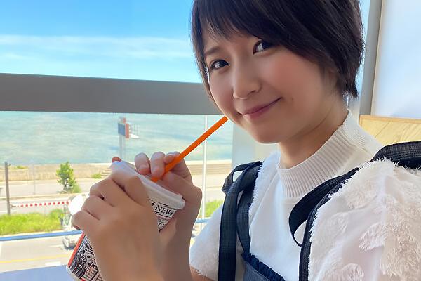 ゆーりまん デカパイの童顔美少女が車内でチンポをおしゃぶり！フェラ抜きで大量口内射精