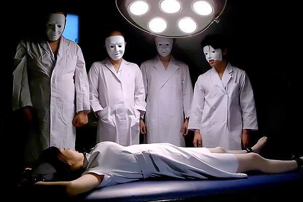 森ななこ 深夜に手術室で仮面男たちに拘束される美人ナース！白衣を剥がれて集団凌辱レイプされる！
