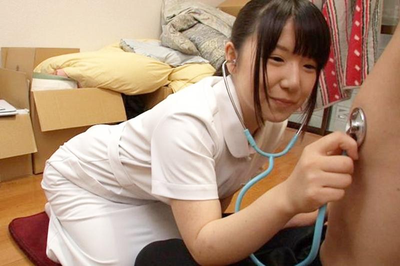 愛須心亜 ロリ美少女が素人男性の家にコスプレ訪問！ナース服を着てお医者さんプレイで癒すパイパン娘