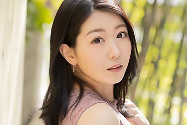 香坂のあ おじさんが大好きなドスケベ美女がAVデビュー！ザーメンを大量射精したチンポをお掃除フェラ