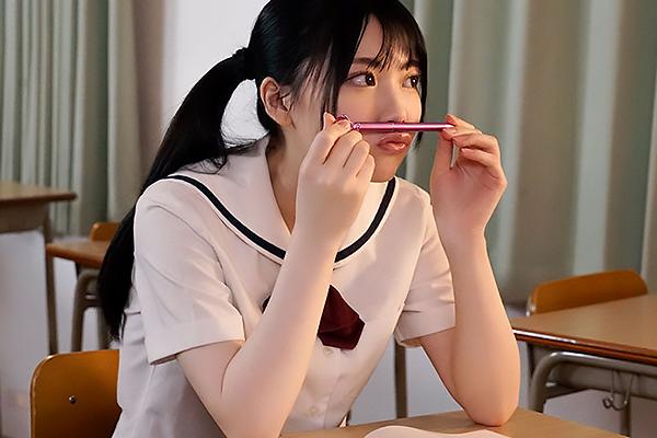 石川澪 制服姿の正統派美少女JKが誰もいない教室でフェラチオご奉仕！ザーメンを口内射精で受け止めるの画像です