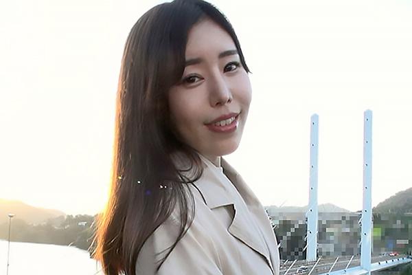 城山若菜 アラサー美女を野外で露出調教する中年オヤジ！パンツを脱がせてベロ舐めクンニ