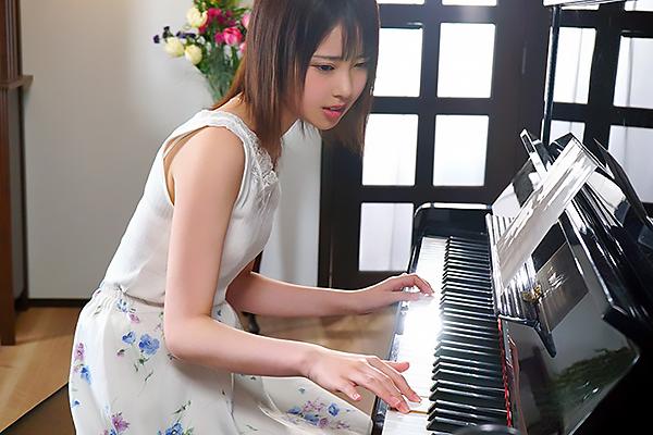 山口葉瑠 ピアニストの女子大生がAVデビュー！フル勃起したチンポを凄テク手コキで鬼責め
