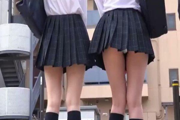 毎朝通勤途中に見かける女子校生のパンチラをチラ見してたら、気が付いた女子が恥ずかしそうにスカートを押さえて見つめ返してきた件。
