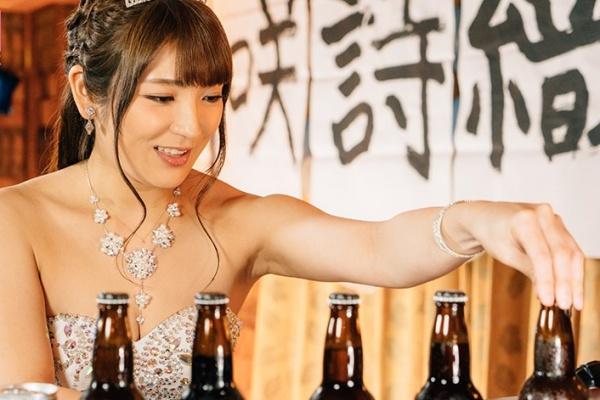神咲詩織 禁酒の引退撮影が進むうちにエロくなるビールでむっちりエロ尻振りながら中出しセックスの画像です