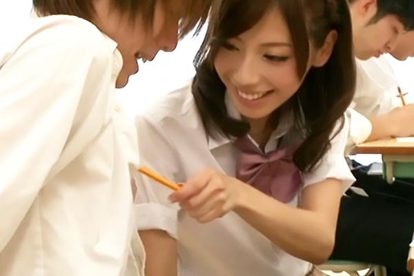 横山美雪 授業中にエッチなイタズラしてくる制服美少女！フル勃起チンポをこっそり手コキの画像です