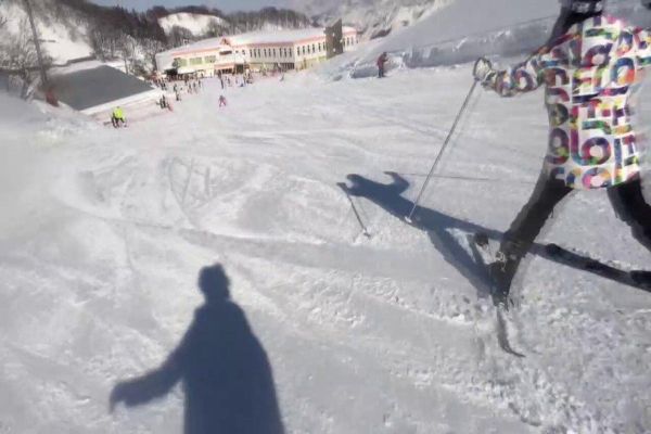 ゲレンデナンパ 01 雪山ではド素人！布団の上ではテクニシャン！スティック握るよりもチ〇ポ握るのが得意なスケベ美少女！！