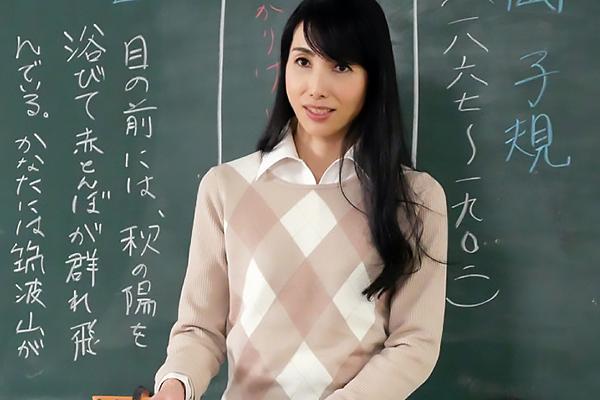 鶴川牧子 五十路熟女の厳格な人妻女教師！教室で生徒にパンツを脱がされ手マンで鬼責めの画像です