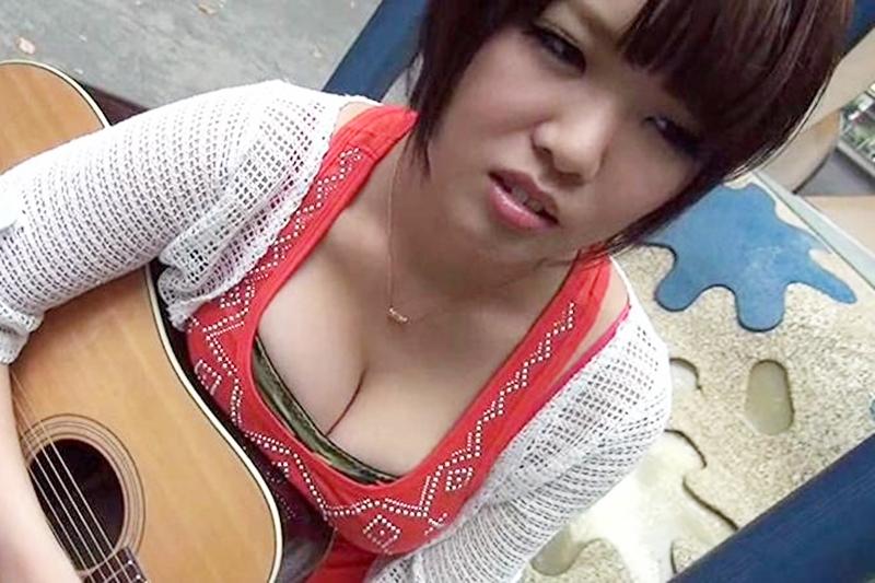 真田さな 巨乳美女のインディーズバンドの女性ギタリストがハメ撮り！リモバイ仕込みのギター演奏羞恥の画像です