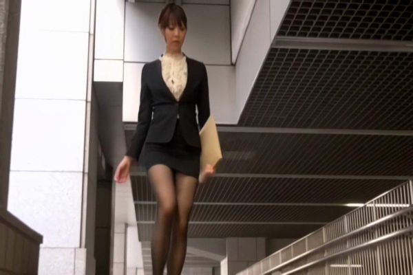 【AIリマスター版】黒パンスト＆タイトスカートが似合う制服OLの肉感的なお尻に昼間っからオフィス街でムラムラしちゃって