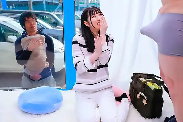 【マジックミラー号】突然デカチンを見せられた人妻が赤面！夫と子供を気にしつつ目が離せない Post155