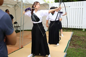 咲野瑞希 弓道部のスポーツ女子に痴漢行為。野外で敏感まんこを手マンされ潮吹き絶頂