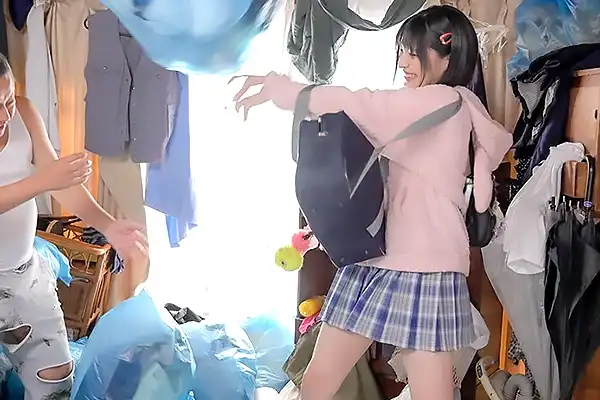 ゴミ屋敷に家出してきた美少女が住み着いてしまう–パンチラで勃起したおじさんにフェラする 虹村ゆみ