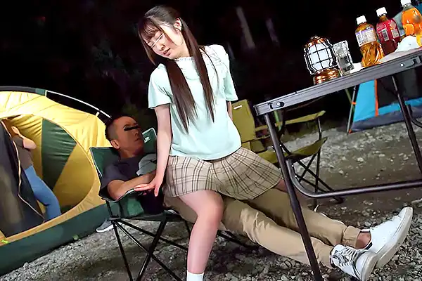 キャンプ場で彼女のミニマム妹が大胆に誘惑してくる。スカートの中でこっそり挿入し野外NTRセックス