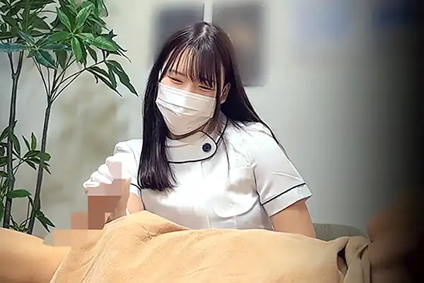 お客さんの勃起チンポを見た脱毛エステ嬢が…嬉しそうに微笑みながら手コキ開始！ Post155
