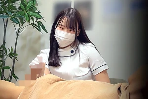 お客さんの勃起チンポを見た脱毛エステ嬢が…嬉しそうに微笑みながら手コキ開始！